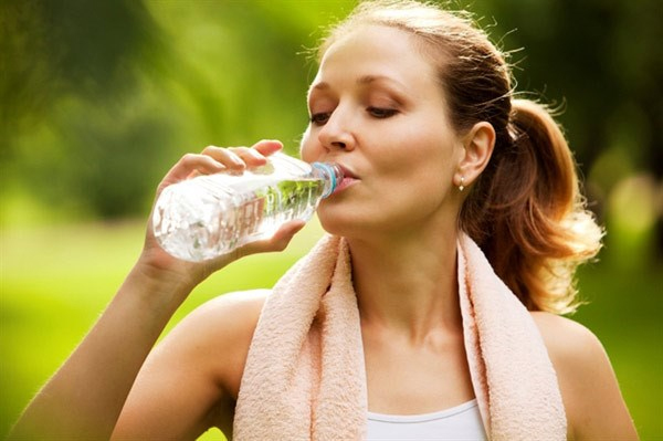 Uống nhiều nước là điều cần thiết cho người bệnh trĩ