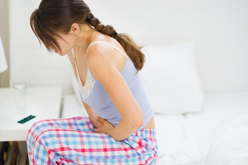  Phụ nữ sau sinh bị đại tiện đau bụng ra máu