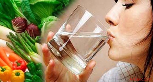 Uống đủ nước là cách phòng chống bệnh trĩ rất tốt